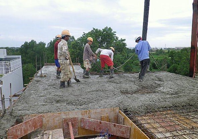 



Người thợ xây sử dụng các dụng cụ như xà beng, vồ gỗ để tiến hành đầm bê tông

