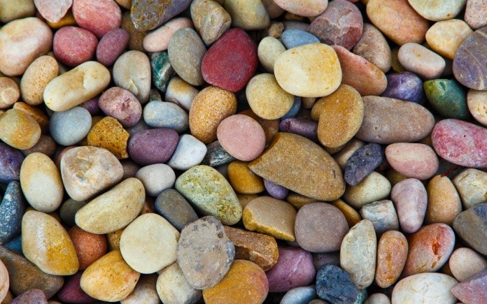 
Đá cuội có nhiều màu sắc, kiểu dáng đa dạng khác nhau và có đặc điểm tương tự như đá thạch anh
