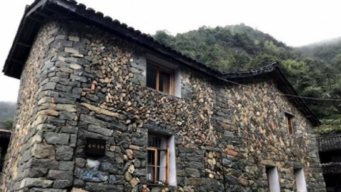 
Xây nhà bằng đá cuội giúp không gian sống trở nên độc đáo và sẽ để lại ấn tượng khó quên cho khách khi đến thăm nhà
