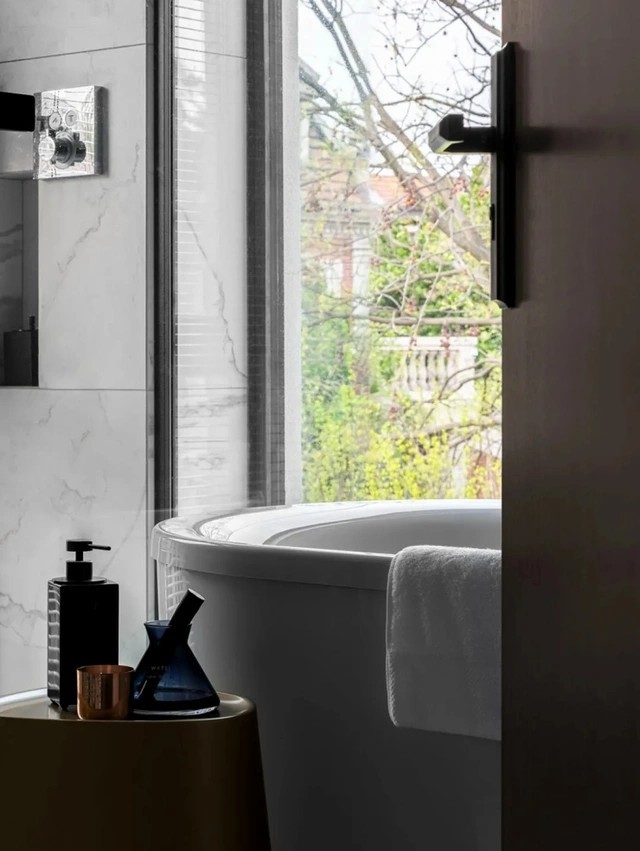 
Cạnh bồn tắm là cửa sổ kính, giúp cho không gian bên trong luôn thoáng sáng, khô ráo
