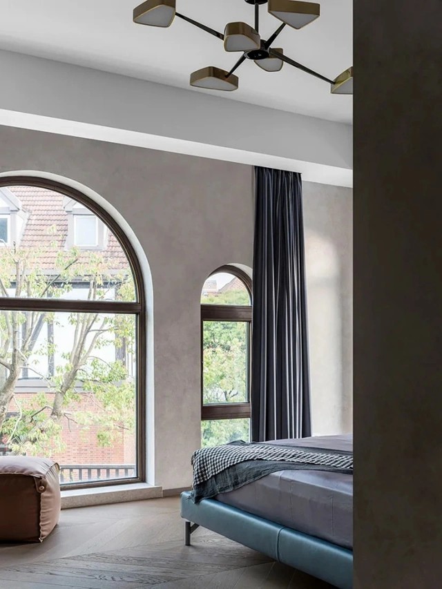 
Cửa sổ vòm giúp không gian phòng ngủ thêm tinh tế

