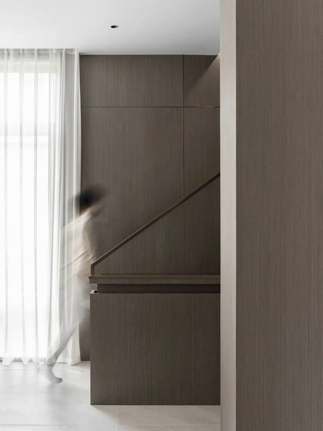 
Cách tầng trong căn nhà được kết nối với nhau bằng cầu thang gỗ
