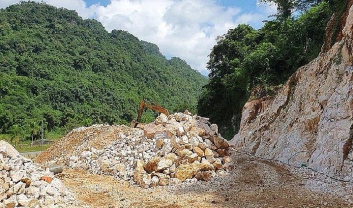 



Khai thác đá vôi từ các hang động tự nhiên&nbsp;

