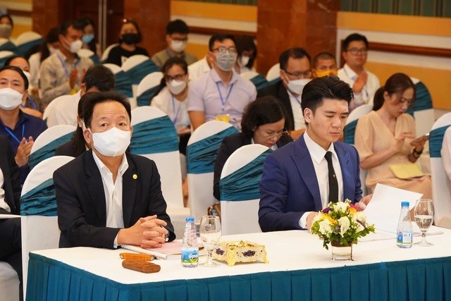 
Ông Đỗ Quang Hiển và ông Đỗ Quang Vinh tại đại hội thường niên của công ty
