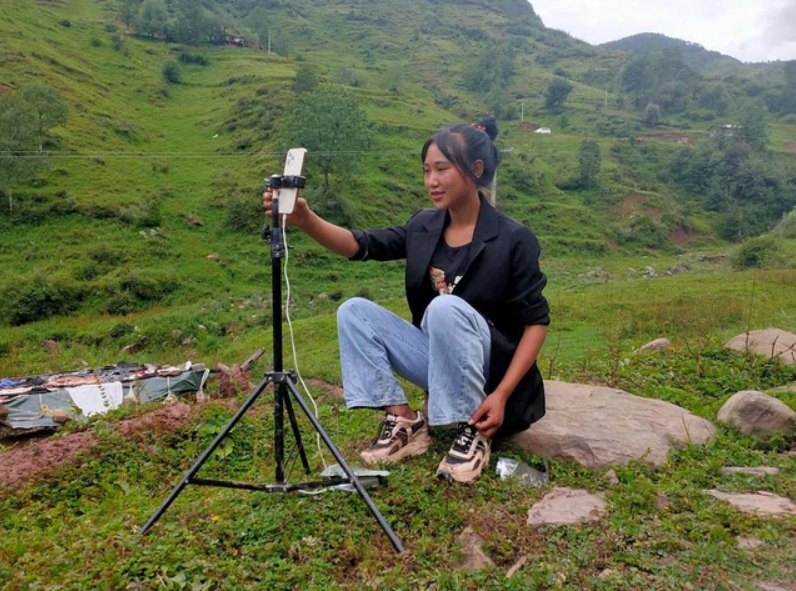 
Axi - một phụ nữ 19 tuổi trong làng là một trong những người sáng tạo nội dung hàng đầu của trên Douyin tại làng Atule'er
