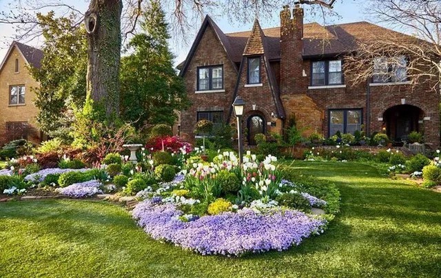 
Khoảng vườn trước sân nhà ngập tràn sắc màu hoa lá mùa xuân
