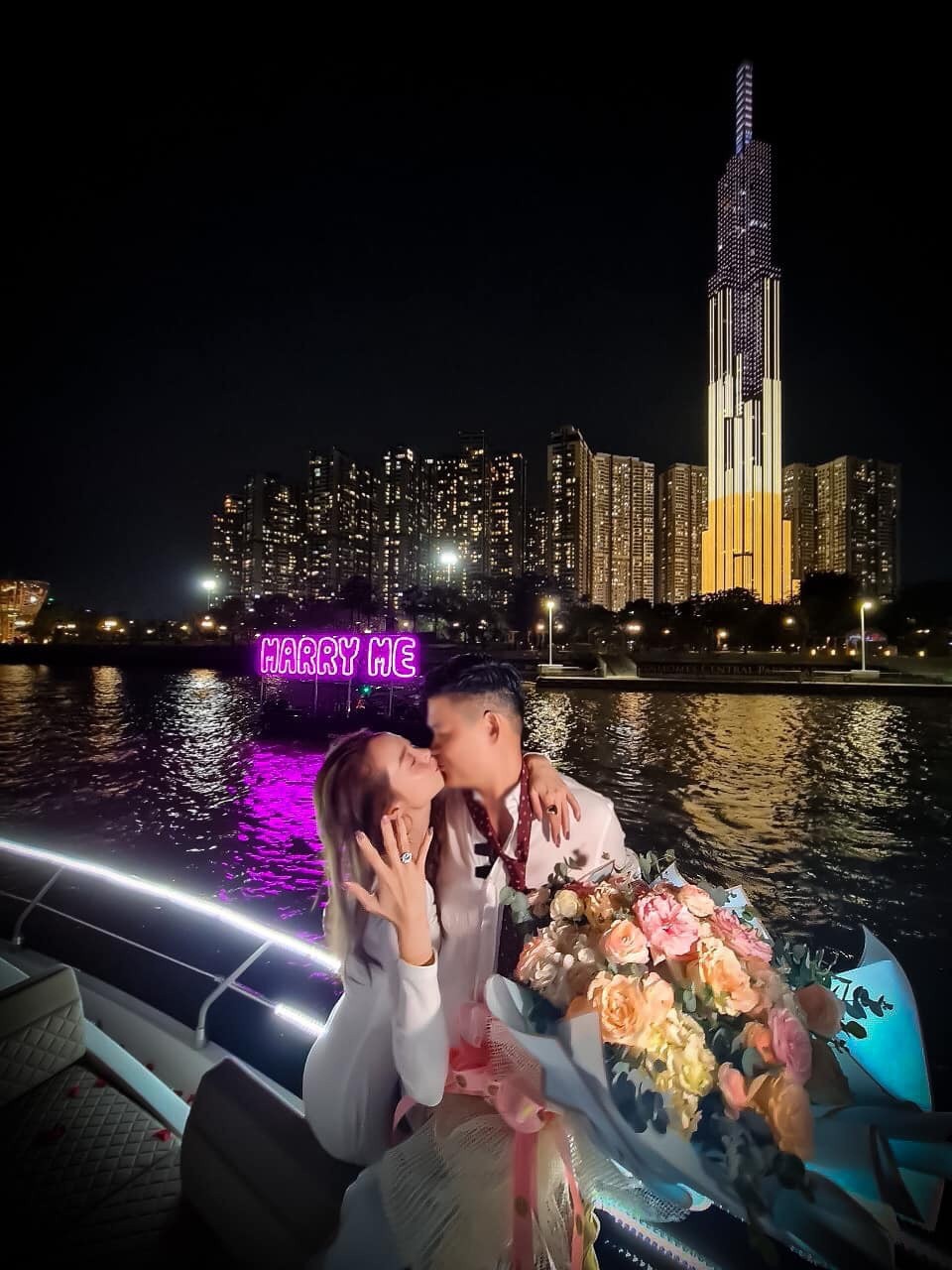 
Vào ngày 14/3, Minh Hằng khiến MXH dậy sóng khi đăng tải khoảnh khắc khóa môi với bạn trai đầy ngọt ngào và lãng mạn trên du thuyền
