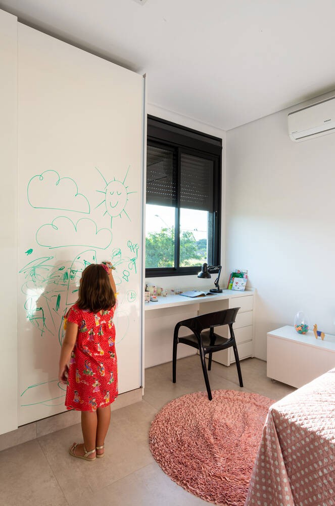 
Phòng ngủ của cô con gái nhỏ có tủ quần áo đồng thời còn được dùng làm bảng vẽ để bé có không gian sáng tạo

