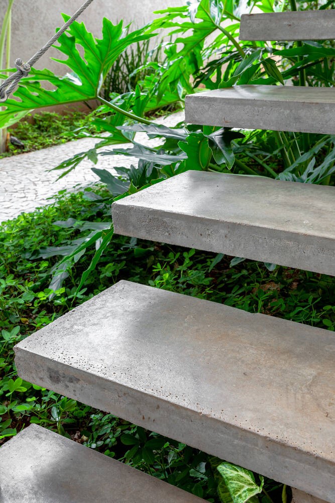
Cầu thang được thiết kế bằng các bận hở để tạo cảm giác như đang bước trên cỏ xanh

