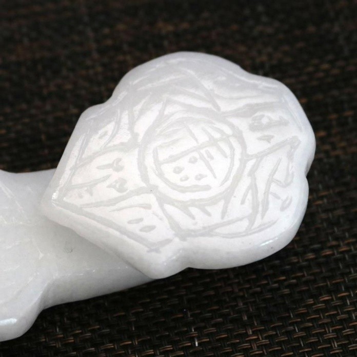 Ngọc cẩm thạch trắng là một loại đá, trang sức phong thủy được sử dụng phổ biến ở Trung Quốc và Việt Nam từ xa xưa tới nay