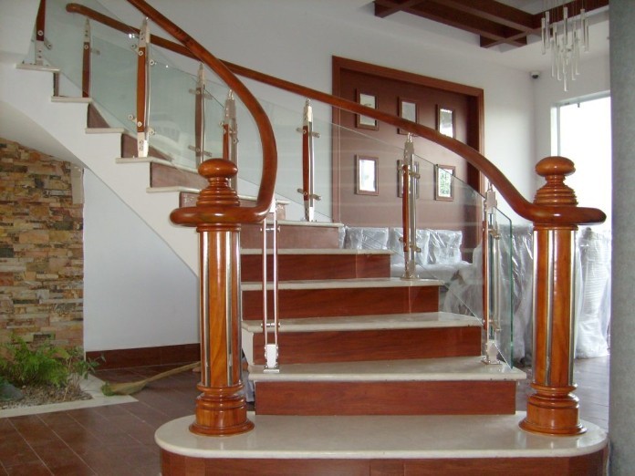 Gia chủ mệnh Hỏa nên xem xét lựa chọn đá ốp cầu thang thuộc hành Mộc. 