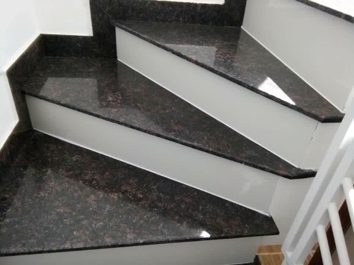 



Sử dụng đá granite để ốp cầu thang, cầu thang bộ là phổ biến nhất, bạn có thể bắt gặp chúng ở mọi nơi, mọi gia đình

