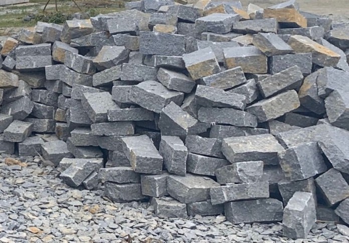 Đá hộc 20x30 thường được làm nền móng công xưởng