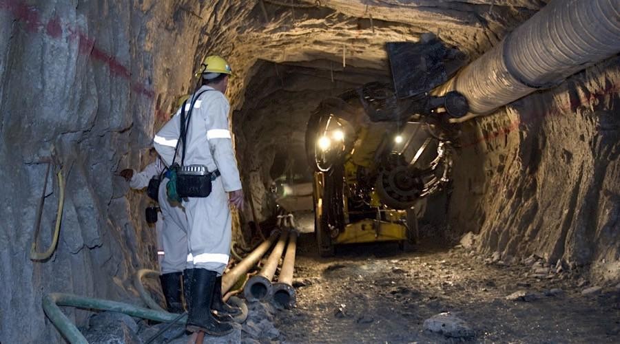 
Việc khai thác vàng không phải là chuyện dễ vì có rất nhiều mỏ vàng hoạt động chui nên để có được sự đảm bảo cần phải có sự cho phép của các cơ quan chức năng
