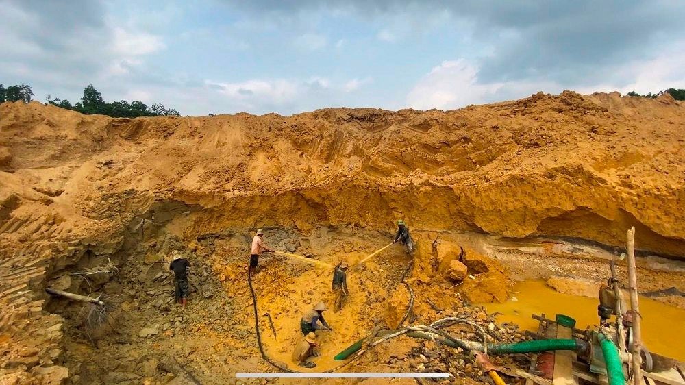 
Công cuộc “đào vàng” chưa bao giờ là dễ dàng vì phần lớn các mỏ vàng tại Việt Nam đều tập trung ở những vùng núi cao
