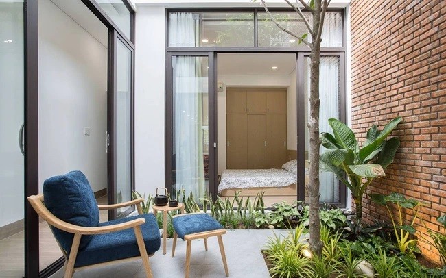 
Sân trong và cây xanh sẽ giúp căn nhà phố ít tiếp xúc trực tiếp với bụi mà vẫn thoáng sáng tự nhiên. Sử dụng các loại nội thất với những đường nét đơn giản sẽ giúp việc lau chùi dễ dàng hơn
