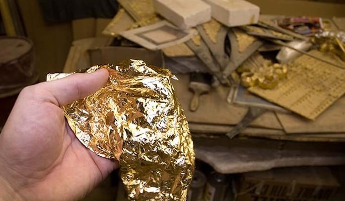 
Dát vàng là cách mà người thợ sẽ tạo ra những lát vàng rất mỏng được ví mỏng như giấy để dát lên bất kỳ sản phẩm nào
