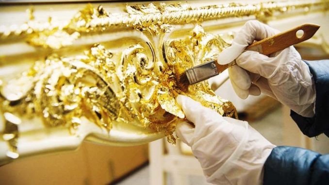 
Trước khi dát vàng lên đồ vật bao giờ cũng phải đo đạc kích thước kĩ lưỡng để chuẩn bị số lượng vàng cần thiết
