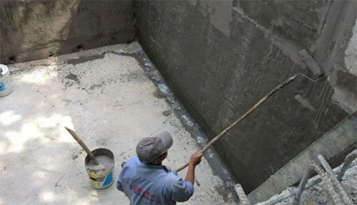 

Sử dụng xi măng cán nền là công đoạn sau khi hoàn thiện đổ bê tông cho phần nền
