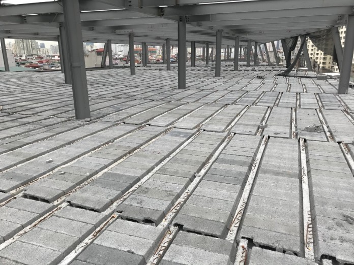 



Các tấm sàn bê tông được sản xuất trong nhà máy với một kích thước đạt tiêu chuẩn và không độc hại với môi trường sống

