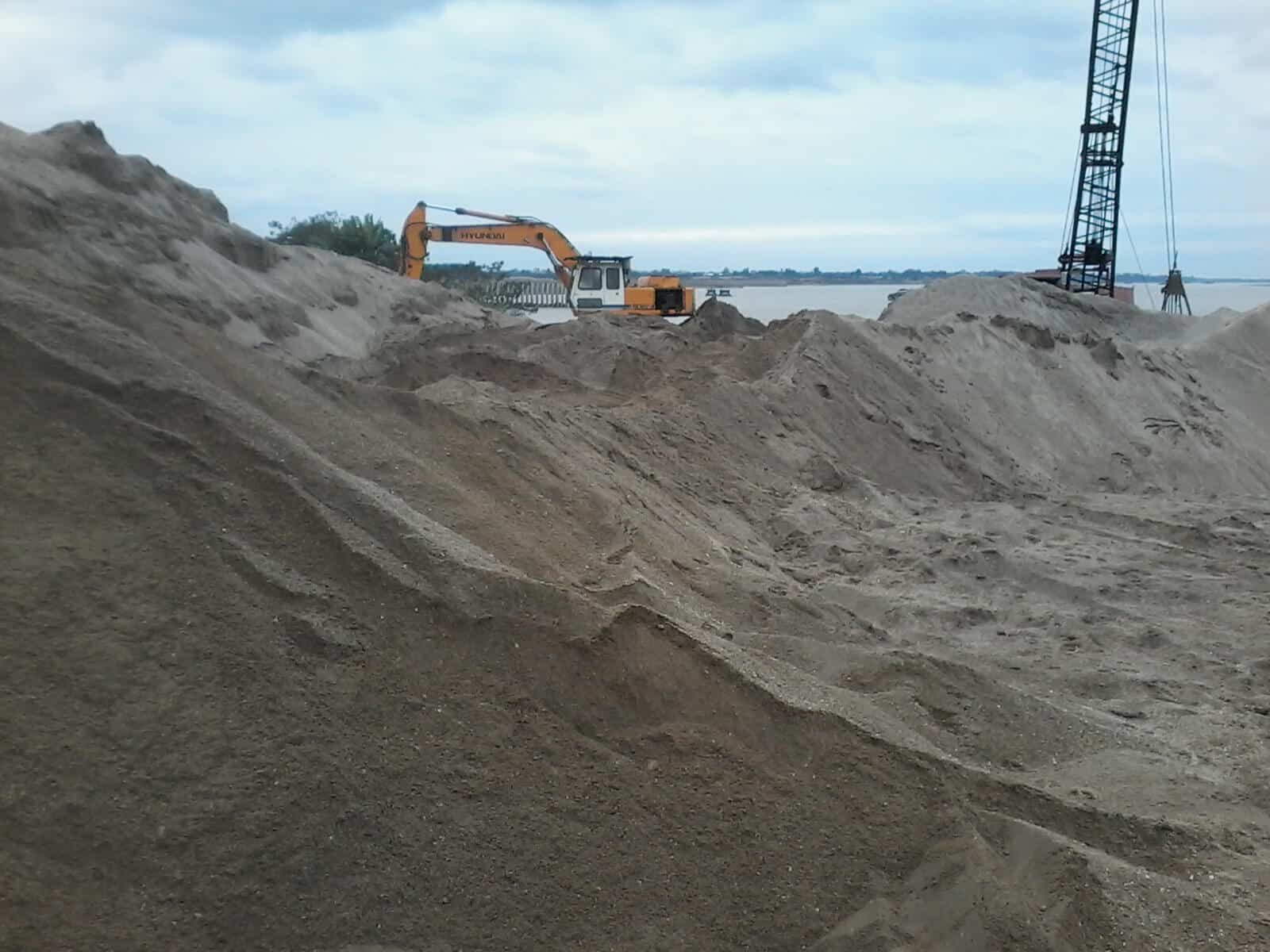 


Cát đen xây dựng là loại cát có màu từ trắng xám đến hơi sẫm
