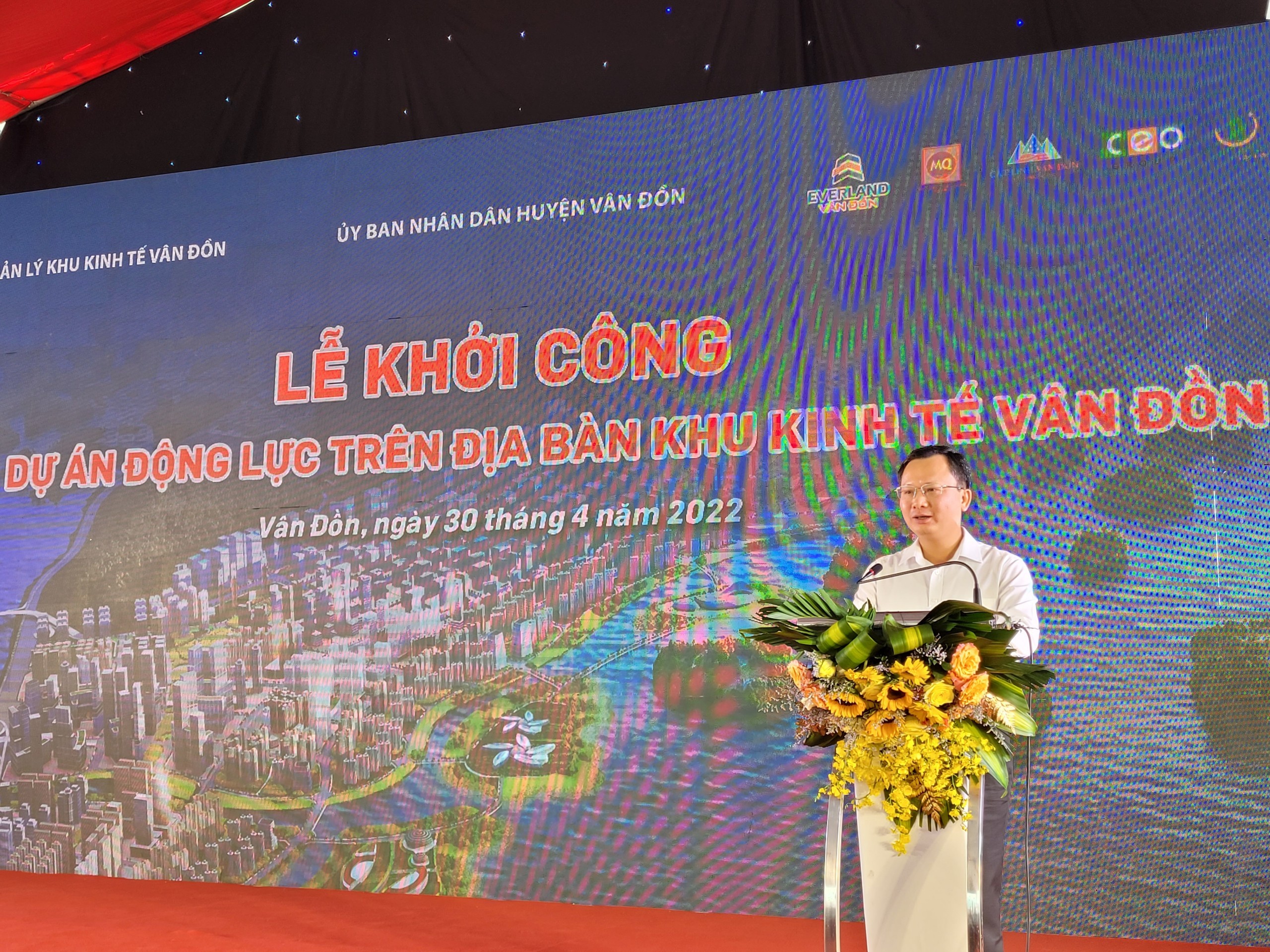 
Ông Cao Tường Huy, Phó Chủ tịch Thường trực UBND tỉnh Quảng Ninh, Trưởng ban Ban quản lý Khu kinh tế Vân Đồn phát biểu tại Lễ khởi công các dự án động lực.
