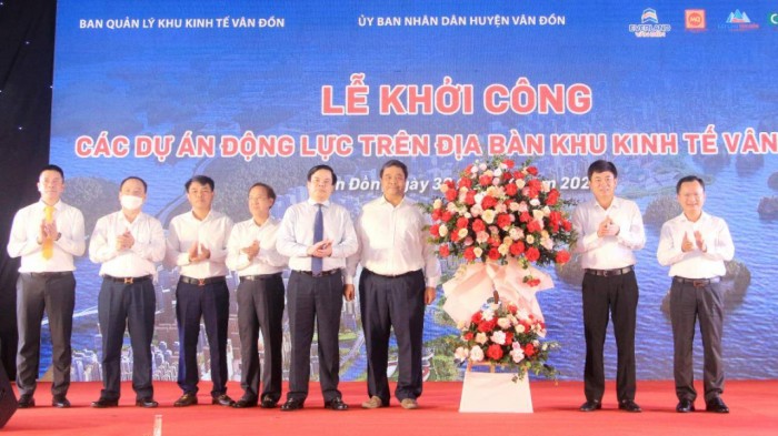 
Lãnh đạo tỉnh Quảng Ninh tặng hoa chúc mừng các nhà đầu tư trong ngày khởi công.
