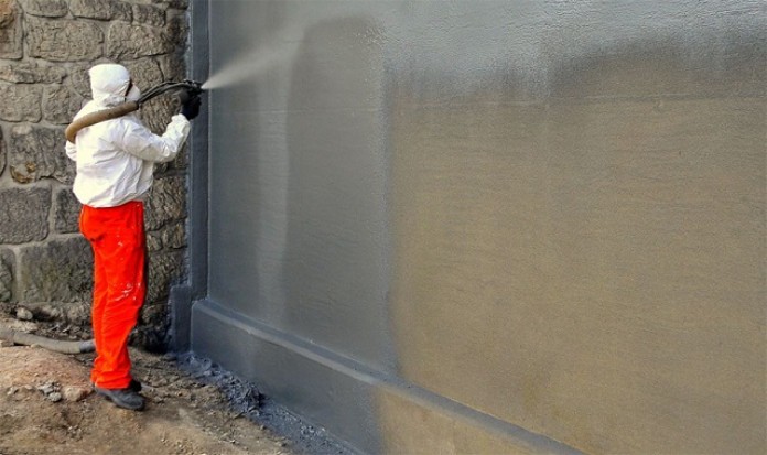 



Khi quét hồ dầu chống thấm lên bề mặt tường, cần phải quét thật đều tay

