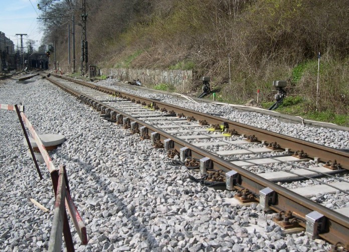 



Giảm áp lực cho đường ray là lý do đầu tiên cho câu hỏi tại sao phải rải đá dưới đường ray xe lửa.

