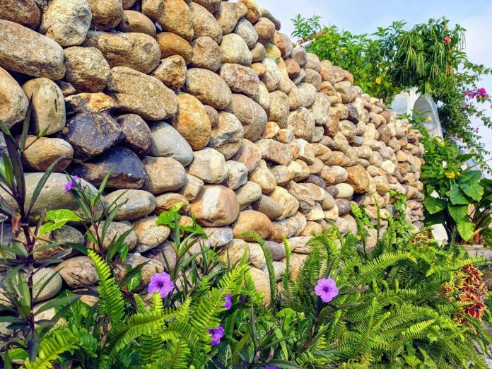 


Đá cuội được biết đến là một vật liệu rất bền nên sử dụng đá cuội làm tường rào sẽ vừa chắc chắn, vừa độc đáo
