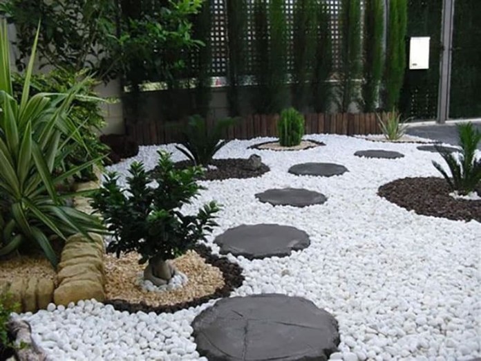 
Sử dụng sỏi trang trí bề mặt sân vườn tạo thành một tấm thảm massage chân
