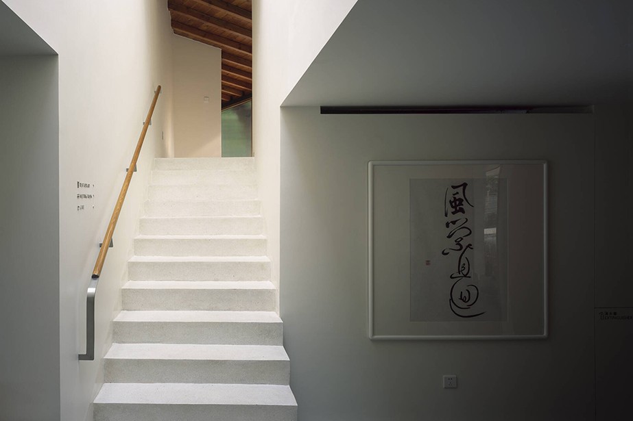 
Cầu thang dẫn lên các phòng ngủ nằm trên tầng 2. Ánh sáng có thể dễ dàng chiếu vào cầu thang nhờ hệ cửa kính, giúp cho cầu thang luôn thoáng sáng vào ban ngày.
