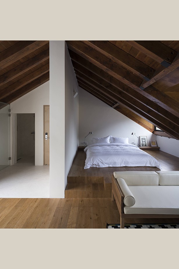
Phòng ngủ ở tầng gác mái được thiết kế có phần khác biệt với phần sàn đệm được nâng cao hơn
