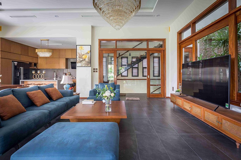 
Bộ ghế sofa nổi bật màu xanh lam khi kết hợp với màu nâu của gỗ tạo nên một không gian tiếp đón khách thân mật và không gian nghỉ ngơi giải trí cho các thành viên trong gia đình
