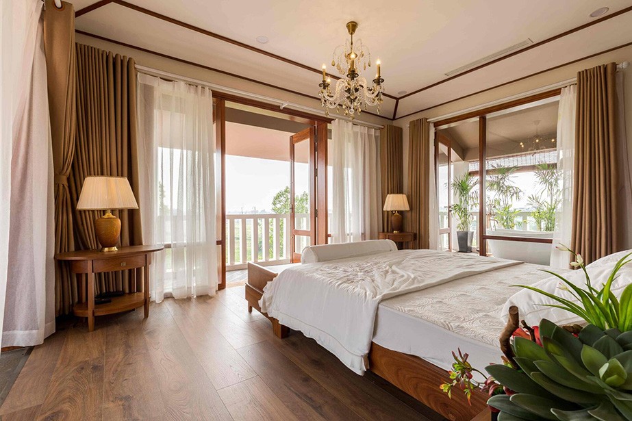 
Không gian phòng ngủ vừa thơ mộng, vừa xinh đẹp không thua kém gì ở resort
