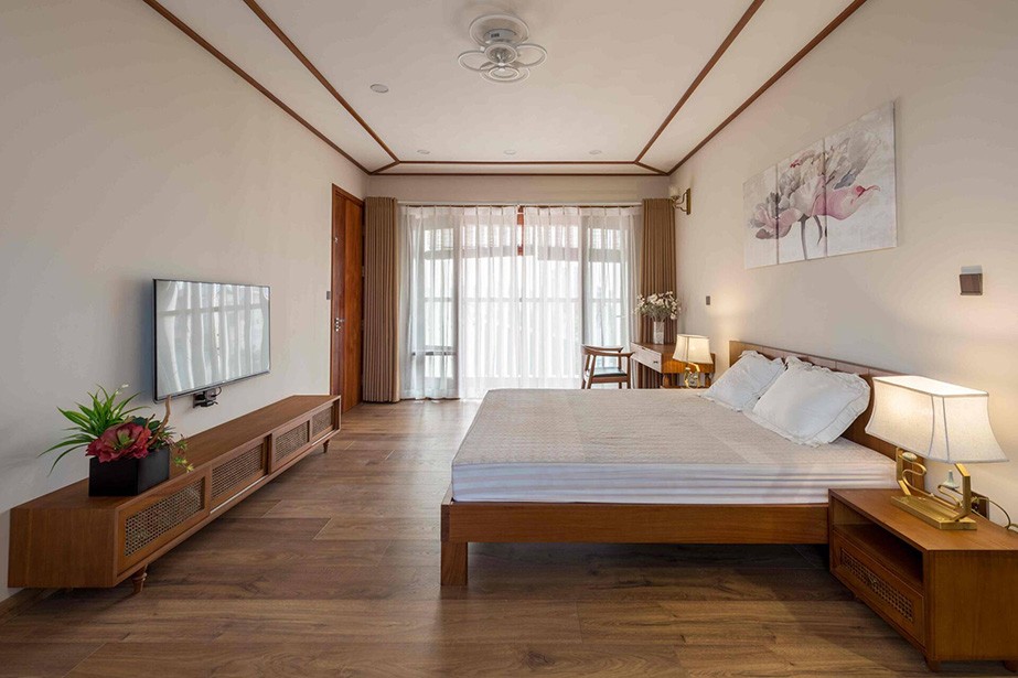 
Tủ đầu giường kết hợp với những chiếc đèn chụp hơi hướng cổ điển giúp căn phòng có được màu sắc hiện đại pha lẫn với nét truyền thống
