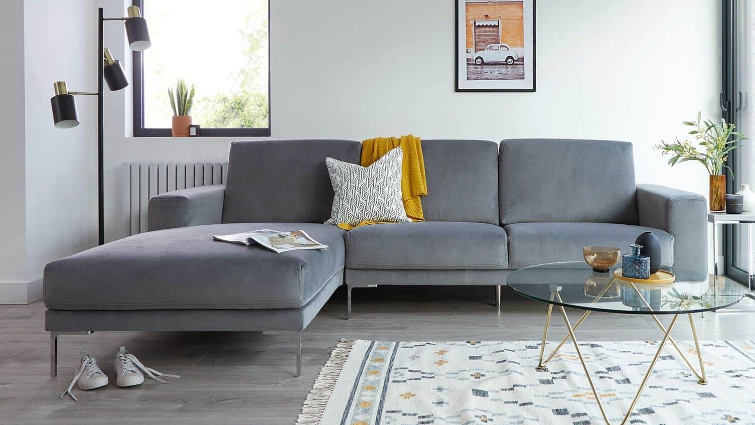 
Nếu gia đình bạn muốn sử dụng sofa vải, nỉ lâu dài thì nên cẩn thận rất nhiều trong sinh hoạt hàng ngà
