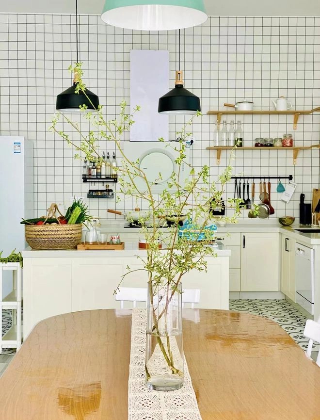 
Bếp được thiết kế với nội thất đồng màu, giúp không gian nấu nướng của gia đình luôn sáng sủa, sạch sẽ
