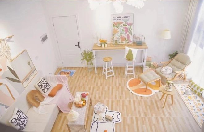 
Sàn gỗ màu sáng cùng với tường được sơn màu trắng giúp không gian thêm thư giãn hơn
