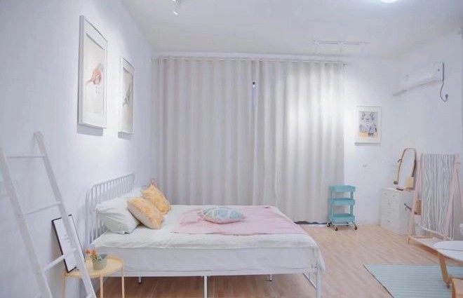 
Phòng ngủ được trang trí bằng tông trắng kết hợp với màu gỗ giúp không gian nghỉ ngơi thêm thư thái

