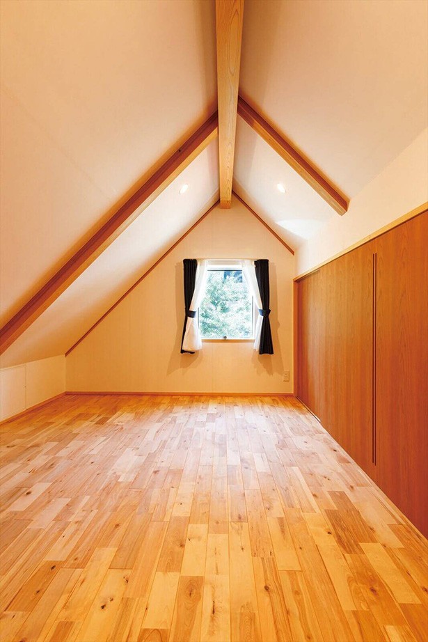 
Phòng ngủ nằm ở tầng áp mái, sáng tự nhiên nhờ cửa sổ nhỏ, luôn mát mẻ nhờ thiết kế cản nhiệt
