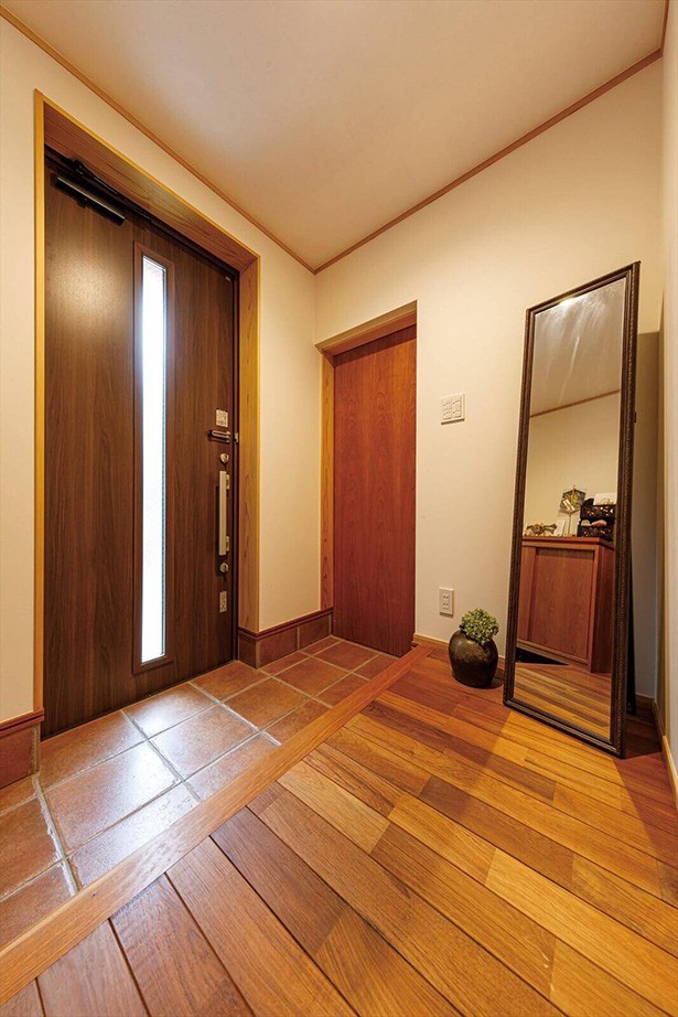 
Sảnh vào nhà được ốp gạch thay vì sử dụng gỗ như các không gian khác
