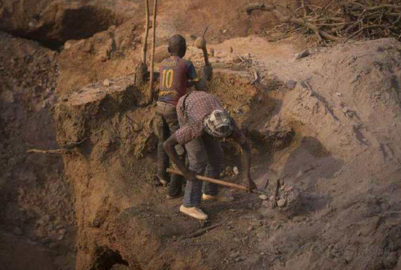 
Theo thống kê, mỗi người Mali hàng năm có thể đào được số lượng vàng có trị giá lên tới cả triệu USD

