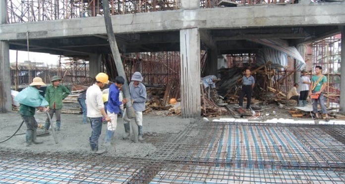 Công trình xây dựng đang thi công đổ sàn 