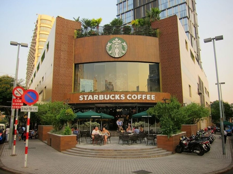 
Starbucks Coffee đầu tiên tại Việt Nam khai trương tại Ngã Sáu Phù Đổng TP.HCM tháng 2/2013
