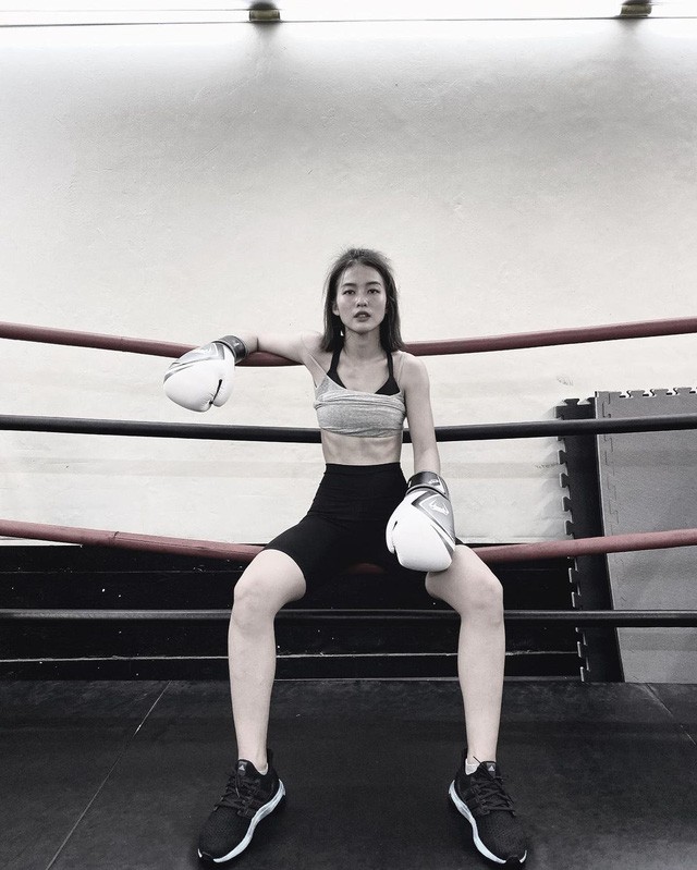 
Không giống với những thiếu nữ khác áo dài thướt tha hay váy đầm kiêu sa, hình ảnh trên mạng xã hội của Khả Ngân ghi điểm về một nữ sinh trong sáng, mạnh mẽ trong trang phục và tư thế đầy khỏe khoắn của môn thể thao boxing
