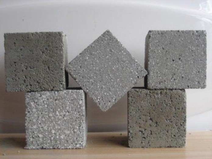 Các hạt xốp làm giảm trọng lượng của tấm bê tông 