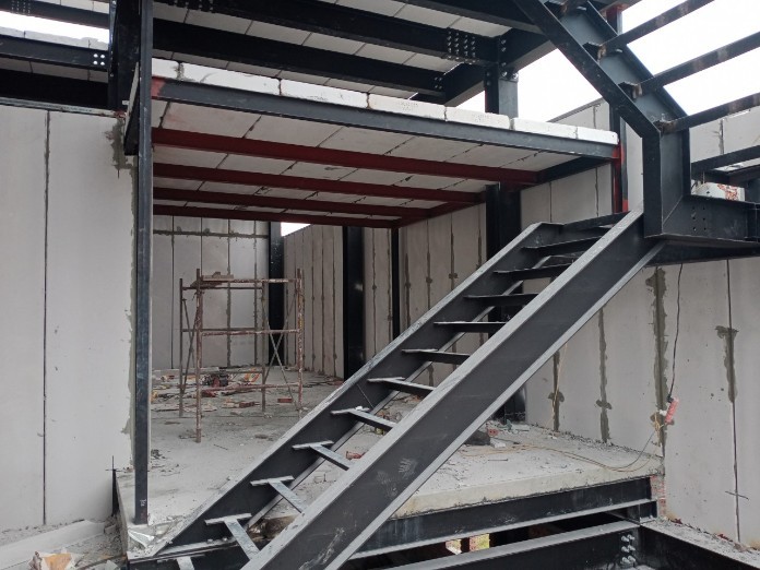 Tấm panel bê tông nhẹ thường được gọi là tấm bê tông nhẹ, là loại vật liệu xây dựng quan trọng được dùng trong xây dựng
