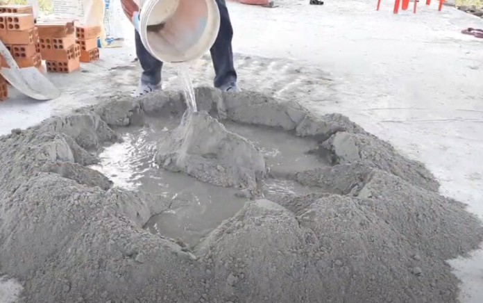 Để tránh thất thoát nước, cần phun nước liên tục 7 ngày một lần trên bề mặt bê tông để xi măng có đủ độ ẩm
