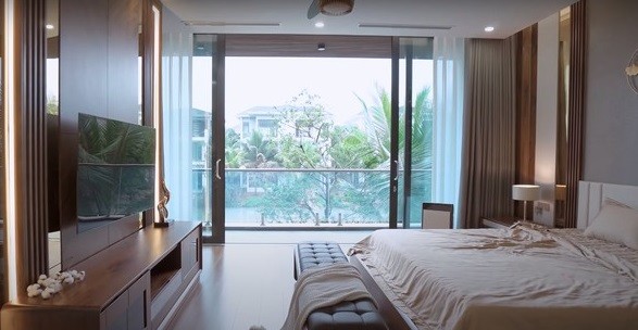 
Phòng ngủ master có hệ cửa sổ bằng kính giúp không gian bên trong tràn ngập ánh sáng tự nhiên nhưng không mất đi sự ấm áp
